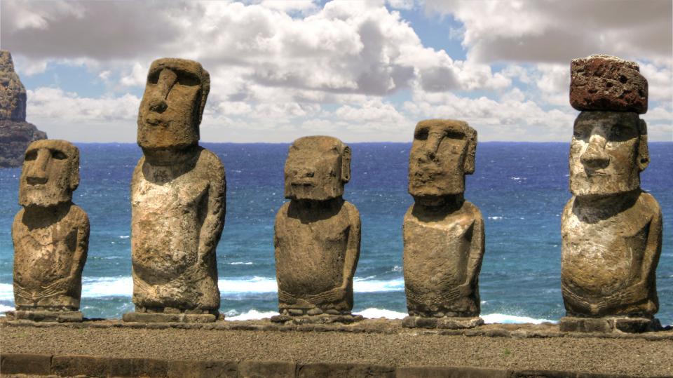 Moai-patsaat rannalla