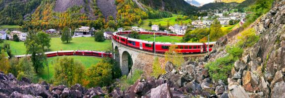 Bernina-Express-mutkittelee-vuoren-rinnetta-Sveitsista-Italiaan