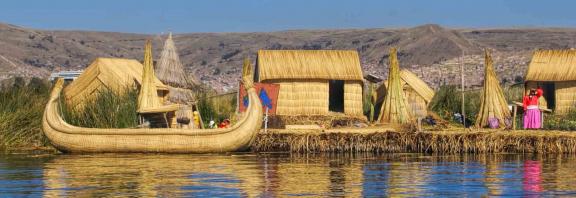Kelluva-kylä-Titicaca-järvellä-Boliviassa
