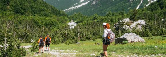 Ryhma-vaeltamassa-Albania-aktiivimatka
