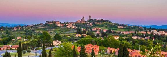 San-Gimignano-kylpee-ilta-auringossa-Italia