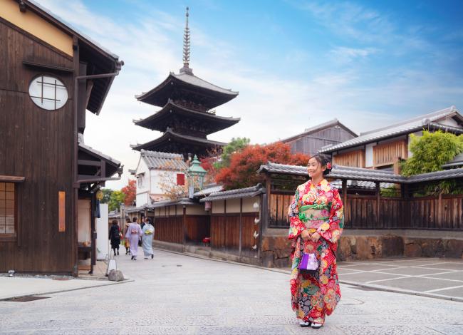 Geisha-Fushimi-Inari-Shrine-Kioto-Japani