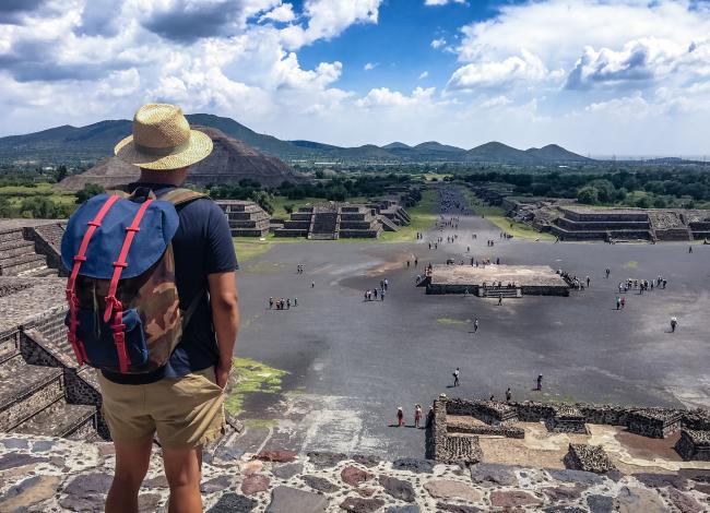 Matkailija-Auringon ja Kuun pyramidien-alueella Teotihuacan Meksiko