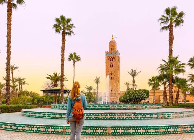 Matkustaja-moskeijan-edessa-Marrakesh-Marokko