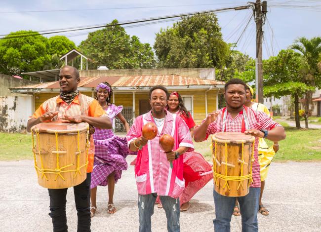 Paikalliset-katusoittajat-Belize-kansikuva