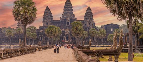 Angor-Wat-auringonlaskun-aikaan-Kambodza-Olympia-Kaukomatkat
