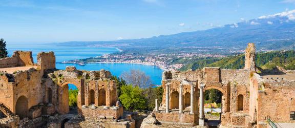 Antiikin-aikaisen-kreikkalaisen-teatterin-rauniot-Taormina-Sisilia-Italia-Olympi