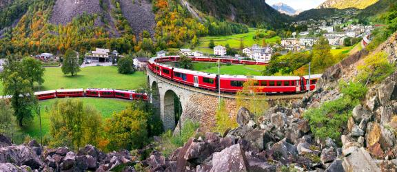 Bernina-Express-mutkittelee-vuoren-rinnetta-Sveitsista-Italiaan