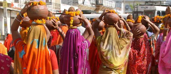 Intilalaisia-naisia-värikkäissä-asuissa-Olympia