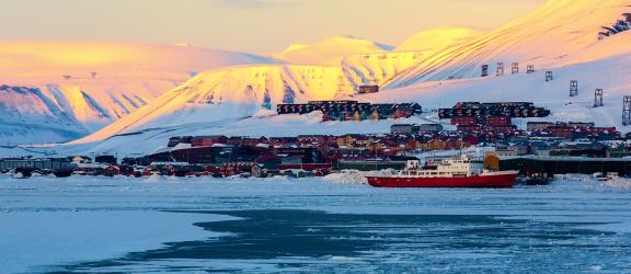 Kaamos-Longyearbyen-Huippuvuoret-Norja-Olympia