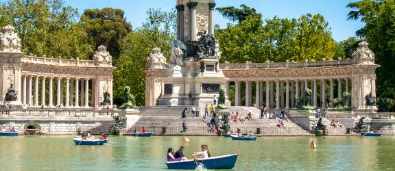 Kaunis Retiro-puisto Madrid Espanja Olympia Kaukomatkat