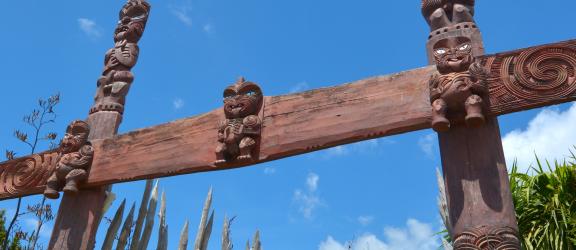 Maori veistoksia portissa Uusi Seelanti-Olympia-kaukomatkat