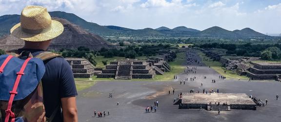 Matkailija-Auringon ja Kuun pyramidien-alueella Teotihuacan Meksiko-Olympia