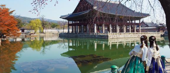 Naiset-perinnepuvuissa-Gyeongbokgung-palatsi-Etela-Korea-Olympia