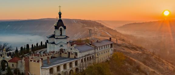 Orheiul-Vechin-luostari-auringonlaskun-aikaan-Moldova-Olympia