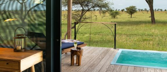 Pulahdusaltaassa-on-hyva-vilvoitella-Nanyukie-lodge-Serengeti-Tansania-Olympia-Kaukomatkat