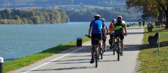 Ryhma-pyorailee-Tonavan-reittia-Itavalta-Olympia