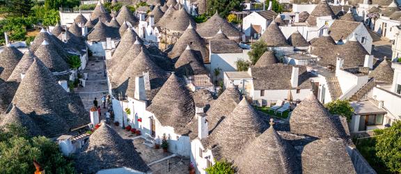 Satumainen-Alberobello-trullitaloineen-Italia