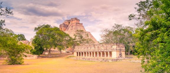 Taikurin-pyramidi-illan-hamartyessa-Uxmal-Meksiko