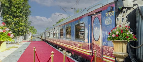 Varikas-Deccan Odyssey-juna-asemalla-Intia-Olympia