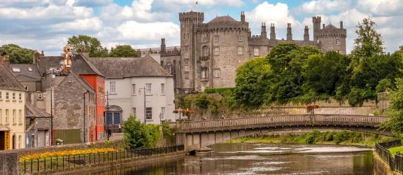 Viehattava-Kilkennyn-linna-Irlanti-Olympia-Kaukomatkat