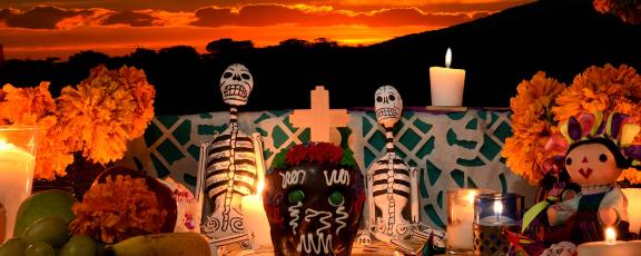 Alttari-kuolleiden-muistolle-Dia-de-los-Muertos-Meksiko-Olympia