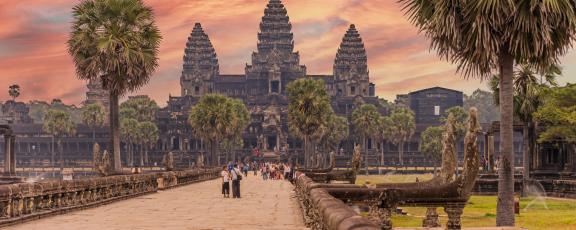 Angor-Wat-auringonlaskun-aikaan-Kambodza-Olympia-Kaukomatkat