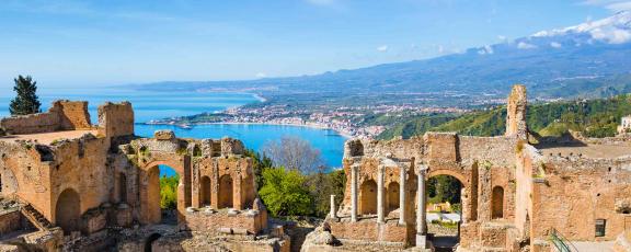 Antiikin-aikaisen-kreikkalaisen-teatterin-rauniot-Taormina-Sisilia-Italia-Olympi