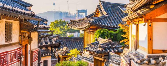 Auringon-nousu-Bukchon-Hanok-alueella