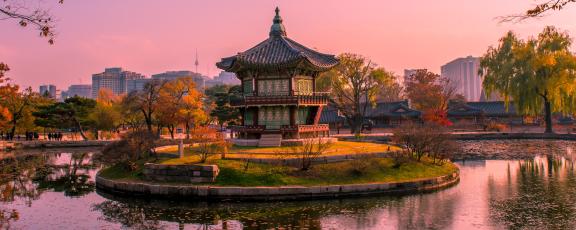 Auringonlasku-Gyeongbokgung-palatsialue-Soul-Etela-Korea-Olympia