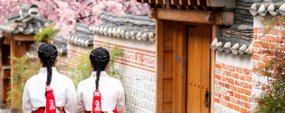 Bukchon-kirsikankukka-aikaan-Soul-Etela-Korea-Olympia-Kaukomatkat
