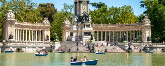 Kaunis Retiro-puisto Madrid Espanja Olympia Kaukomatkat