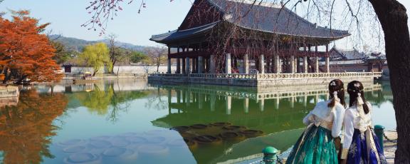 Naiset-perinnepuvuissa-Gyeongbokgung-palatsi-Etela-Korea-Olympia