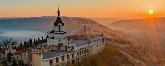 Orheiul-Vechin-luostari-auringonlaskun-aikaan-Moldova-Olympia
