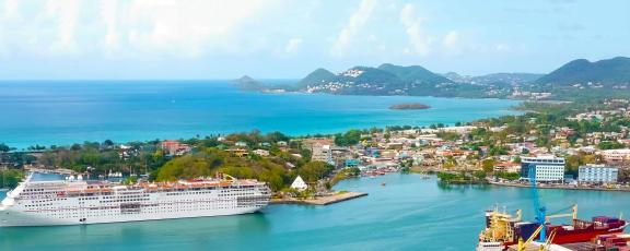 Risteilyalus parkissa Saint Lucian satamassa Karibialla