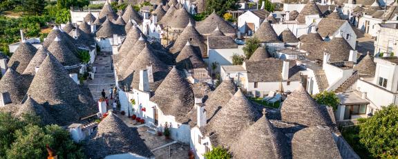 Satumainen-Alberobello-trullitaloineen-Italia