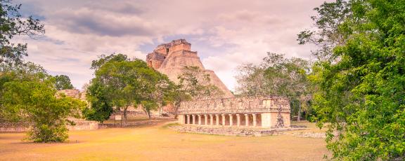 Taikurin-pyramidi-illan-hamartyessa-Uxmal-Meksiko