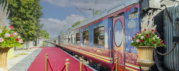 Varikas-Deccan Odyssey-juna-asemalla-Intia-Olympia