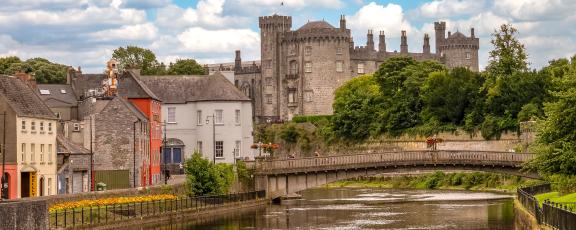 Viehattava-Kilkennyn-linna-Irlanti-Olympia-Kaukomatkat