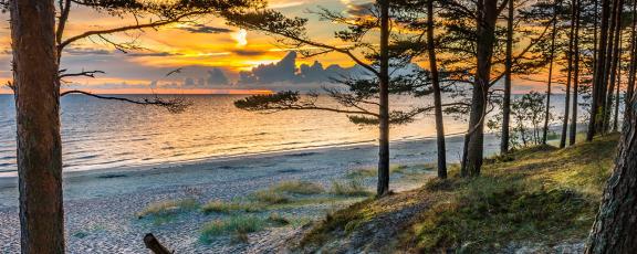 Upea auringonlasku Jurmalan rannalla Latviassa