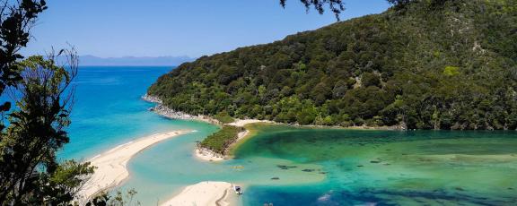Paratiisimaisema Abel Tasmanin kansallispuistossa Uudessa-Seellannissa
