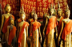 Buddha-patsaita-Wat-Xieng-Thong--temppelissä-Luang-Prabangin-kaupungissa-Laos