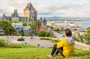 Matkustaja ihailee kaunista Quebeciä Kanada