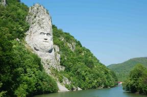 Muinaisen-Daakin-viimeisin-kuningas-Decebalusin-patsas-Romania
