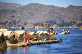 Rakennelmia Titicaca-järven äärellä Perussa
