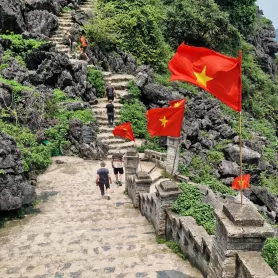 500-kiviporrasta-Mua-Cave-vuorelle-Vietnam
