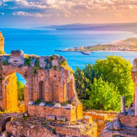 Antiikin-teatterin-rauniot-auringonlaskun-aikaan-Taormina-Sisilia-Italia-Olympia