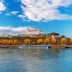Bratislavan-linna-Tonavan-edustalla-Olympia