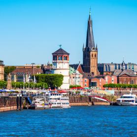 Dusseldorfin-vanha-kaupunki-joelta-katsottuna-Saksa-Olympia