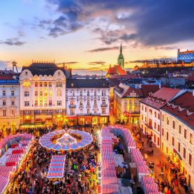 Joulutorinäkymä pääaukiolla Bratislava Slovakia Olympia Kaukomatkat